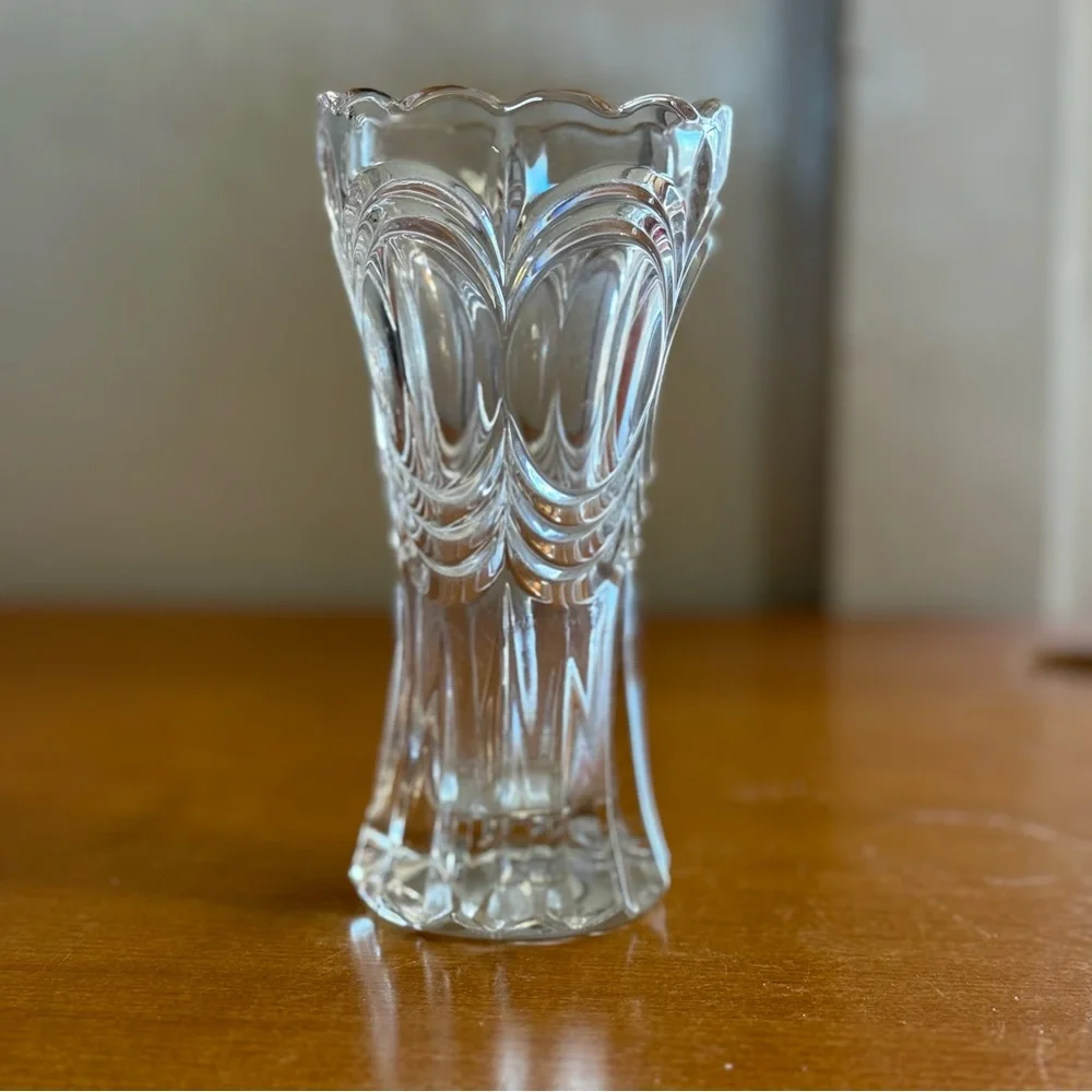 Vintage lead Crystal scalloped edge flower vase‎